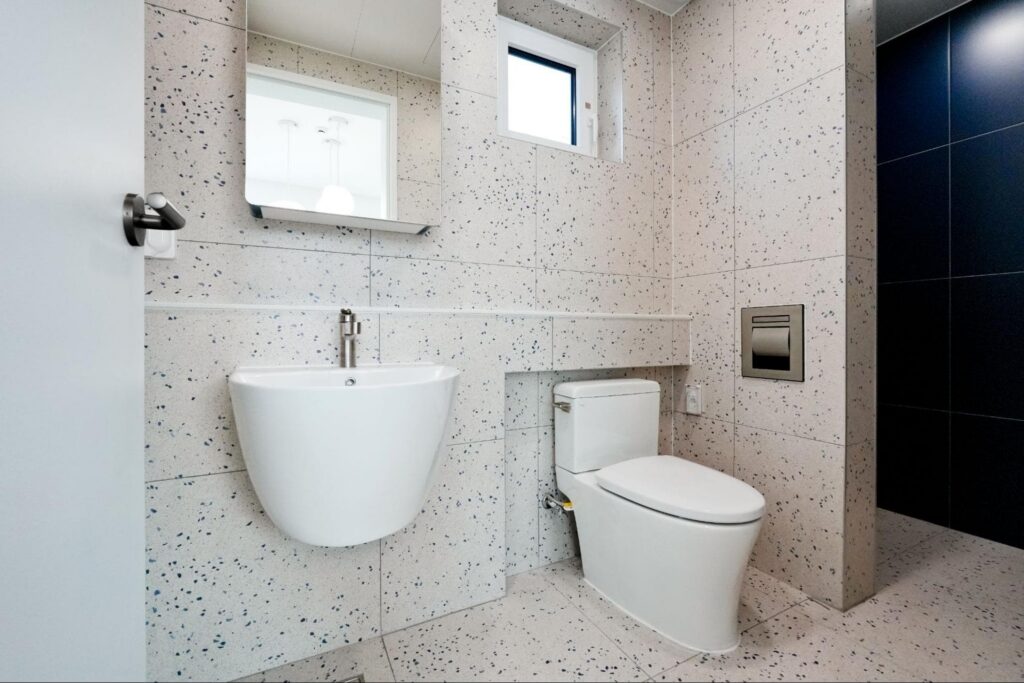 ผนังกระเบื้องลายหินขัด